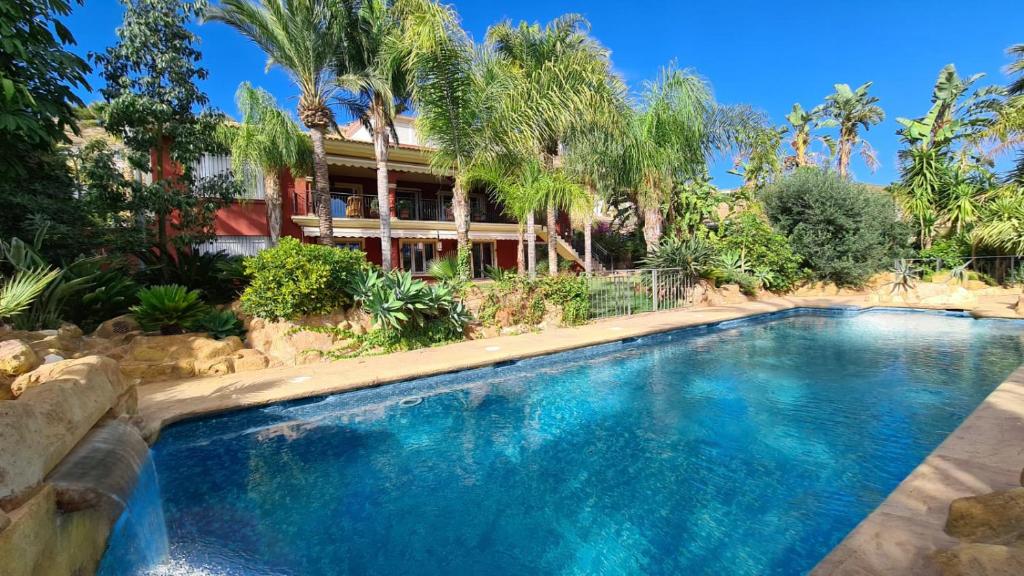 10 Bedroom 5 Star Luxury Villa & Heated Pool 6 seater jacuzzi near Alicante