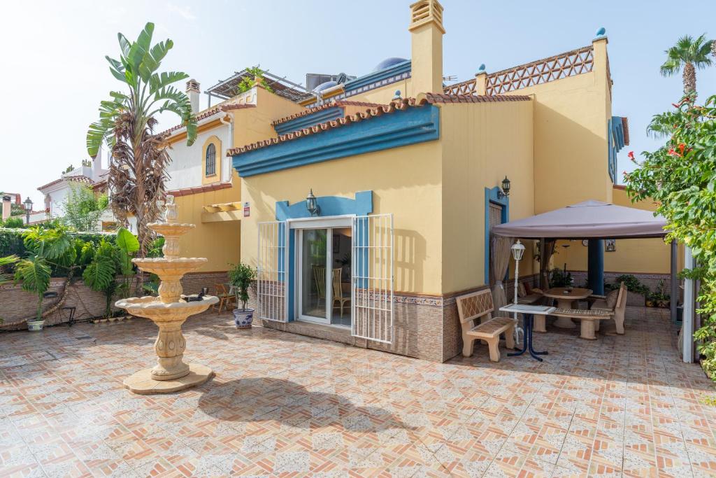 13 Guest Villa 3 min Walk to Beach BBQ Cinema Perfect for Groups
