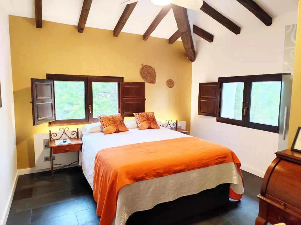 Kamer met groot bed en uitzicht op de tuin — 1893 Hotel Boutique