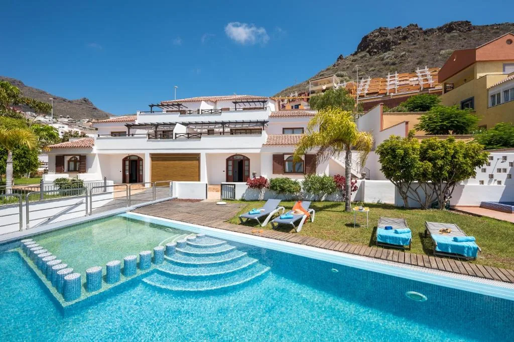 庭園の景色を望むヴィラ — 2 CHARMING VILLA Private Pool and Sea View