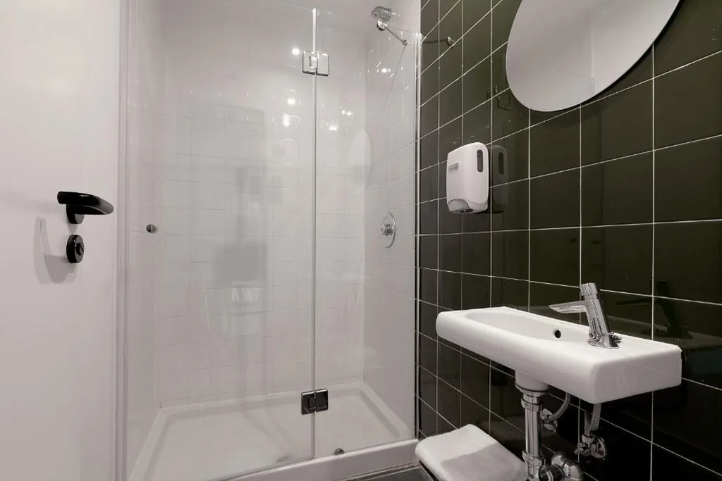 Cama en Habitación Compartida Femenina provista de 8 camas y baño — 2060 The Newton Hostel
