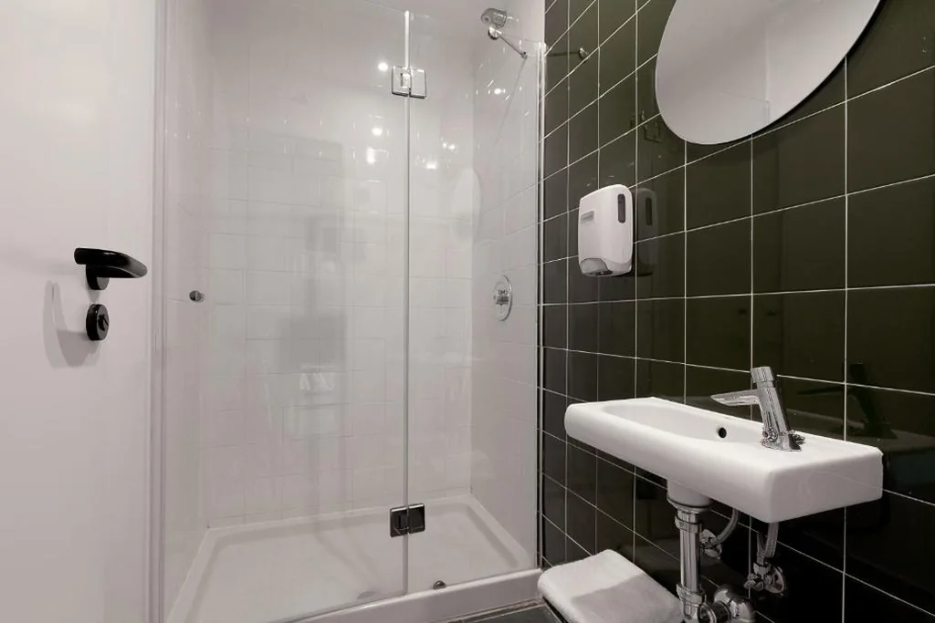 Habitación Familiar con baño privado — 2060 The Newton Hostel