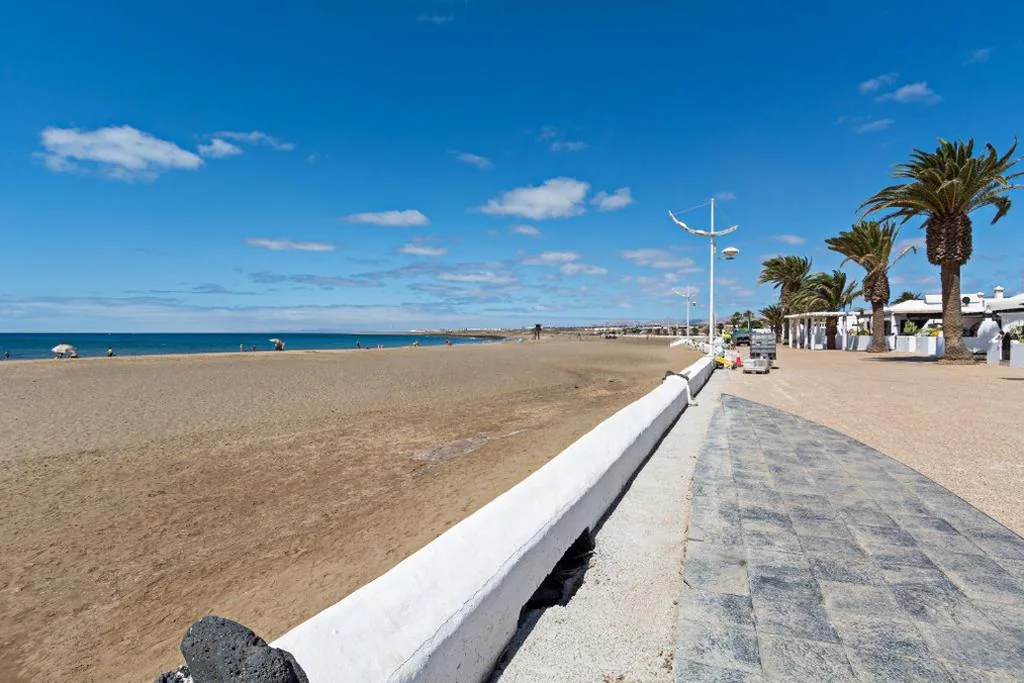 Casa con 2 camere da letto — 2BR Terrace Home - 10 min walk to the Beach