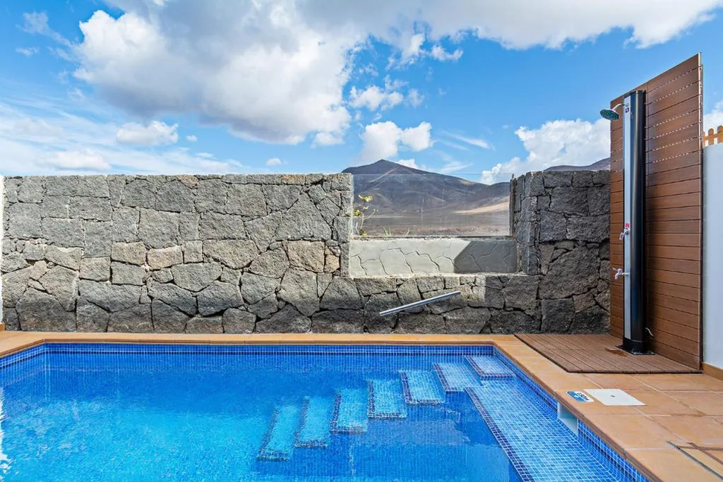 専用プール付きヴィラ — 3BR Home - Private Heated Pool - Parking