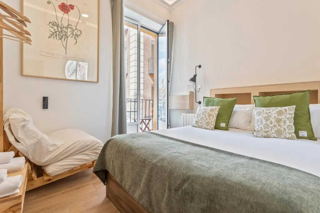 Quarto Duplo com varanda (3 adultos) — 4 Bears Sharehome