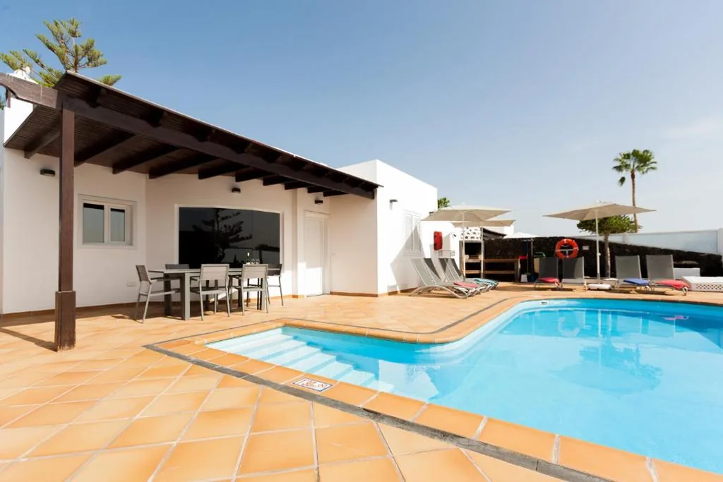 Villa con piscina privata — 4 bedroom Villa Mimi with private heated pool