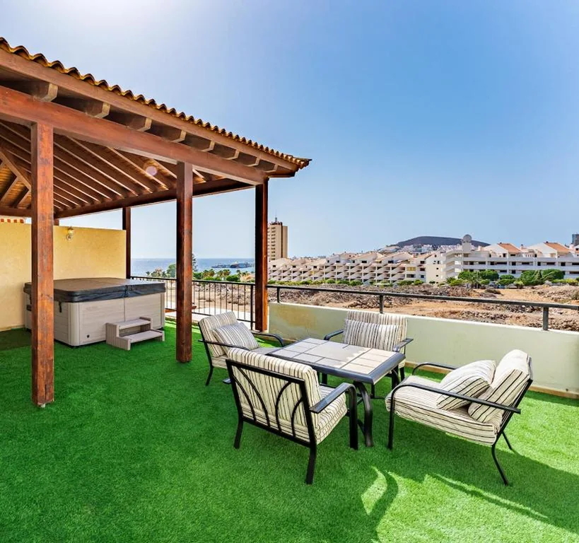 Villa — 4 Bedroom Villa with Jacuzzi, heated Swimmingpool, front Ocean and view !