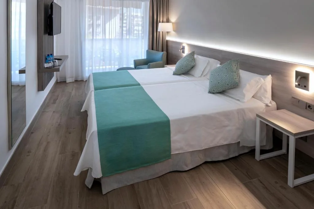 Habitación Doble con vistas laterales al mar (2 adultos) — 4R Casablanca Playa