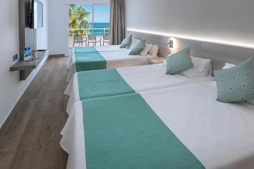 Habitación Triple con vistas al mar (2 adultos + 1 niño) — 4R Casablanca Playa