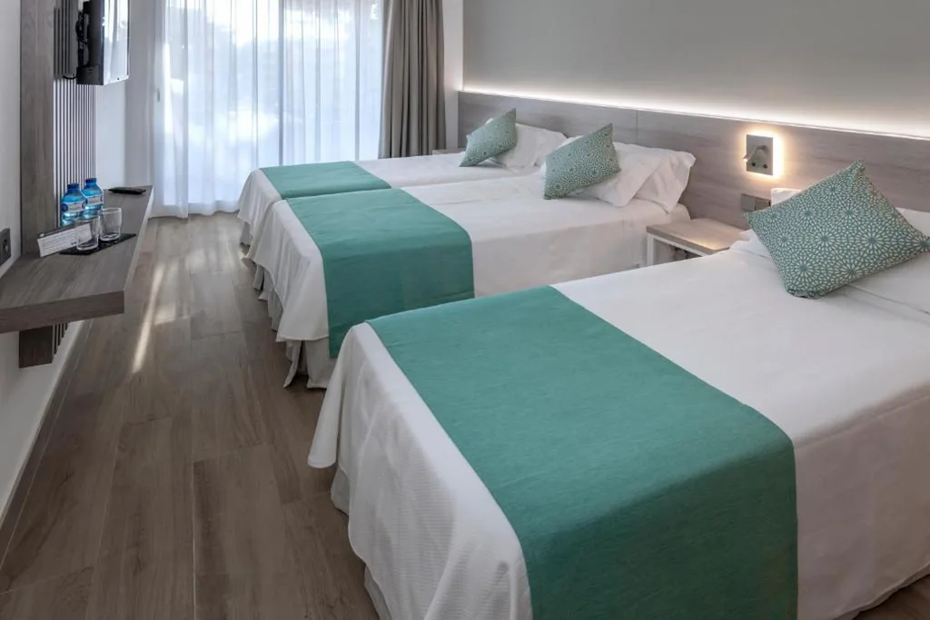 Habitación Triple con vistas laterales al mar (3 adultos) — 4R Casablanca Playa
