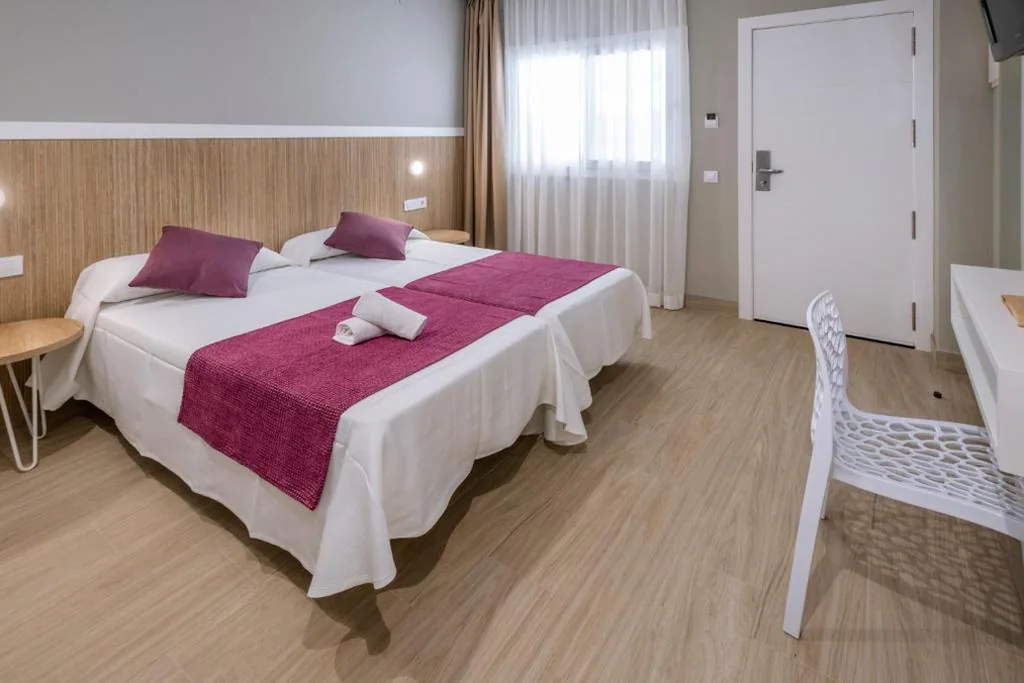 Quarto Duplo (2 adultos) - Rés do chão — 4R Meridià Mar