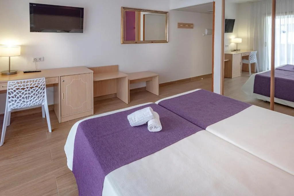 Quarto Triplo (2 adultos + 1 criança) - Rés do chão — 4R Meridià Mar