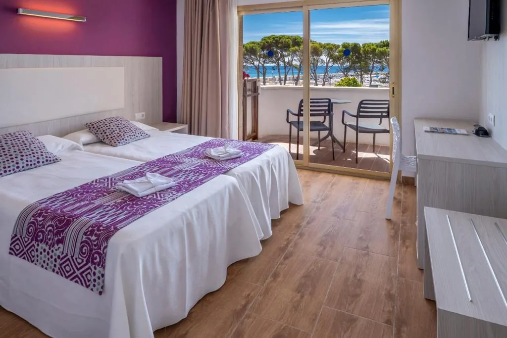 Quarto Triplo com Vista Mar (3 adultos) — 4R Meridià Mar