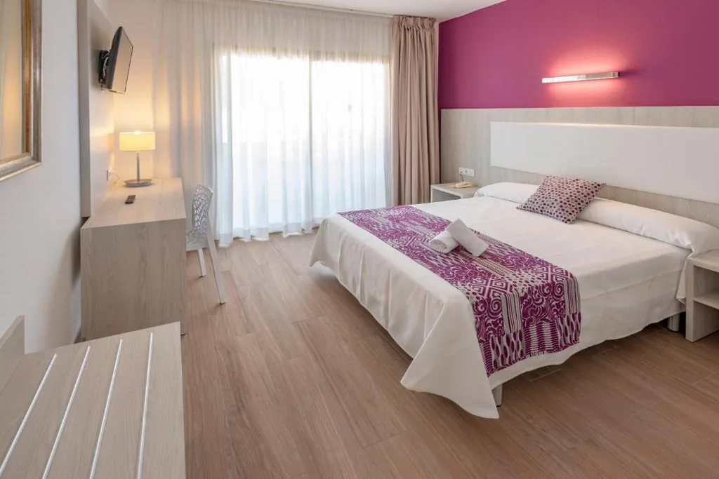 Quarto Triplo Standard (2 adultos + 1 criança) — 4R Meridià Mar