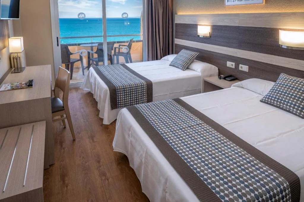 Habitación Cuádruple con vistas al mar (2 adultos + 2 niños) — 4R Playa Park
