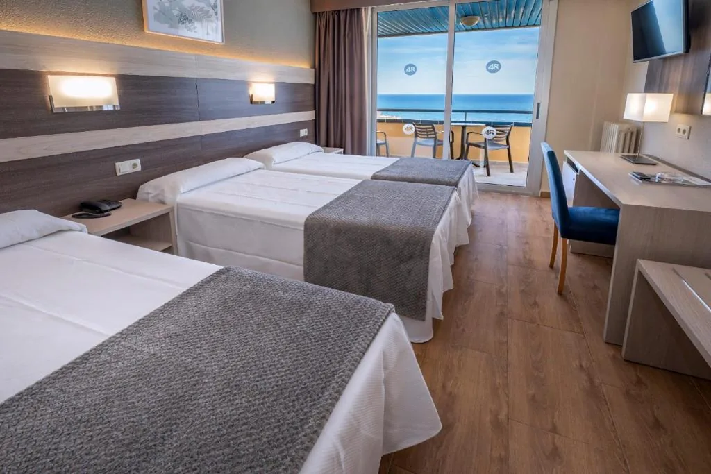 Habitación Triple con vistas al mar (3 adultos) — 4R Playa Park