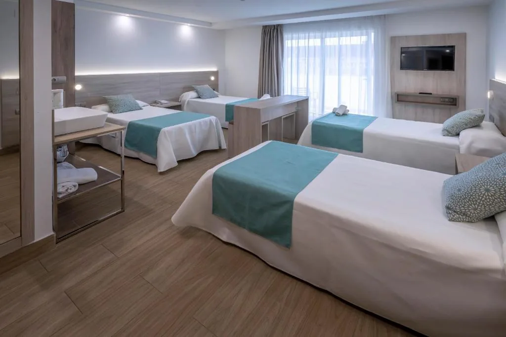 Camera familiare (2 adulti + 1 bambino) — 4R Salou Park Resort II