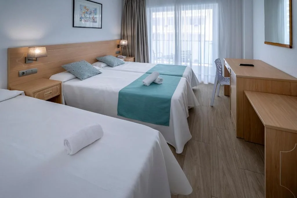 Camera tripla standard (2 adulti + 1 bambino) — 4R Salou Park Resort II