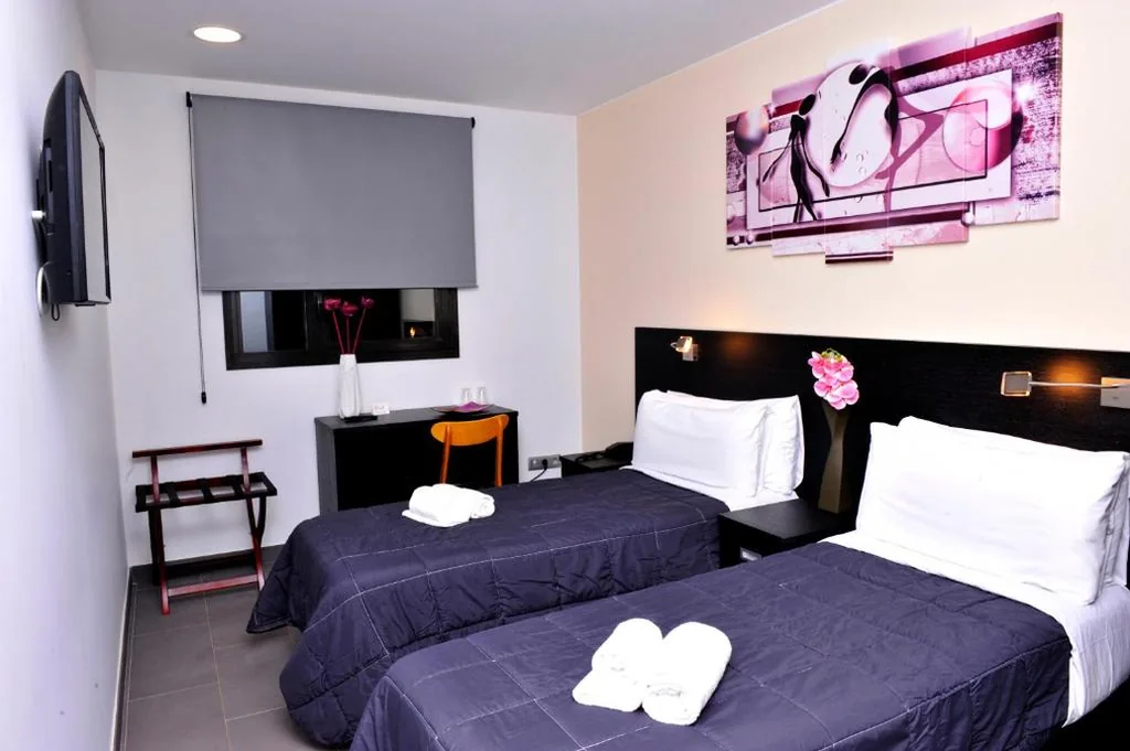Chambre Double - 2 lits — 6 Bis HOTEL