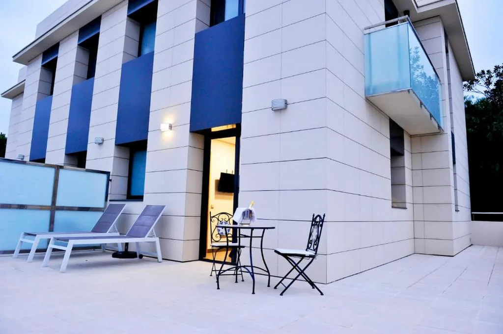 Chambre Double Supérieure avec terrasse - 1 ou 2 lits — 6 Bis HOTEL