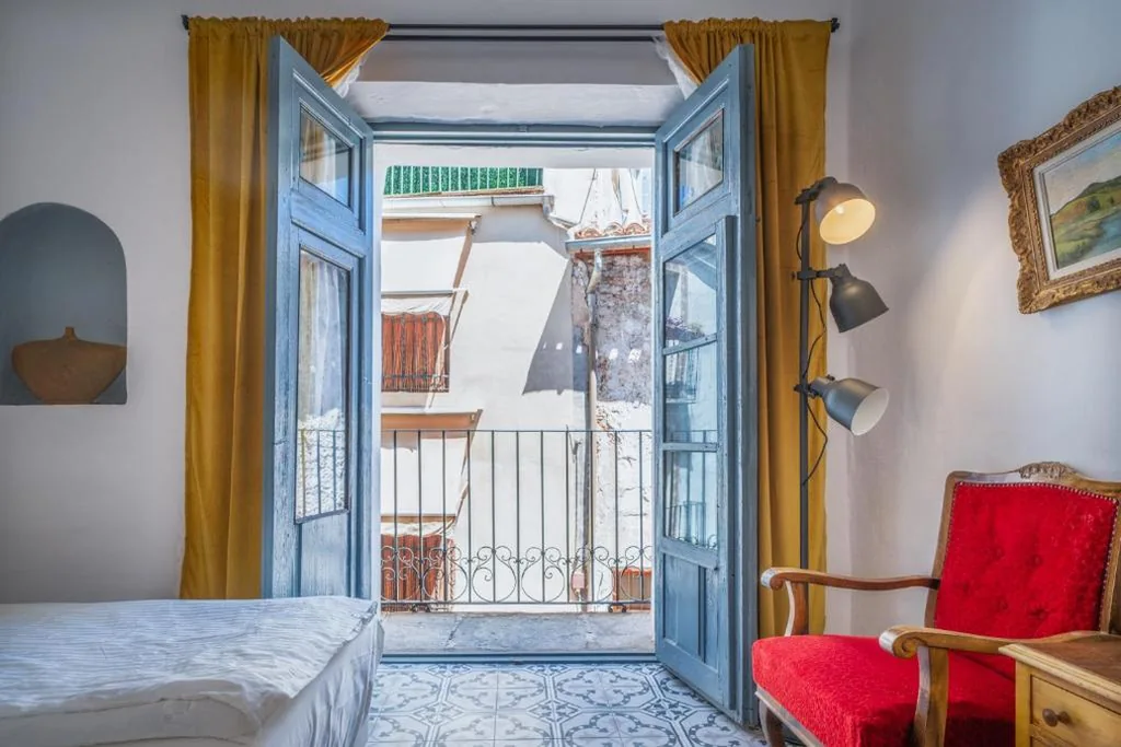 Camera con letto extra-large e balcone — 7 Pisos Casa Rural de Pueblo