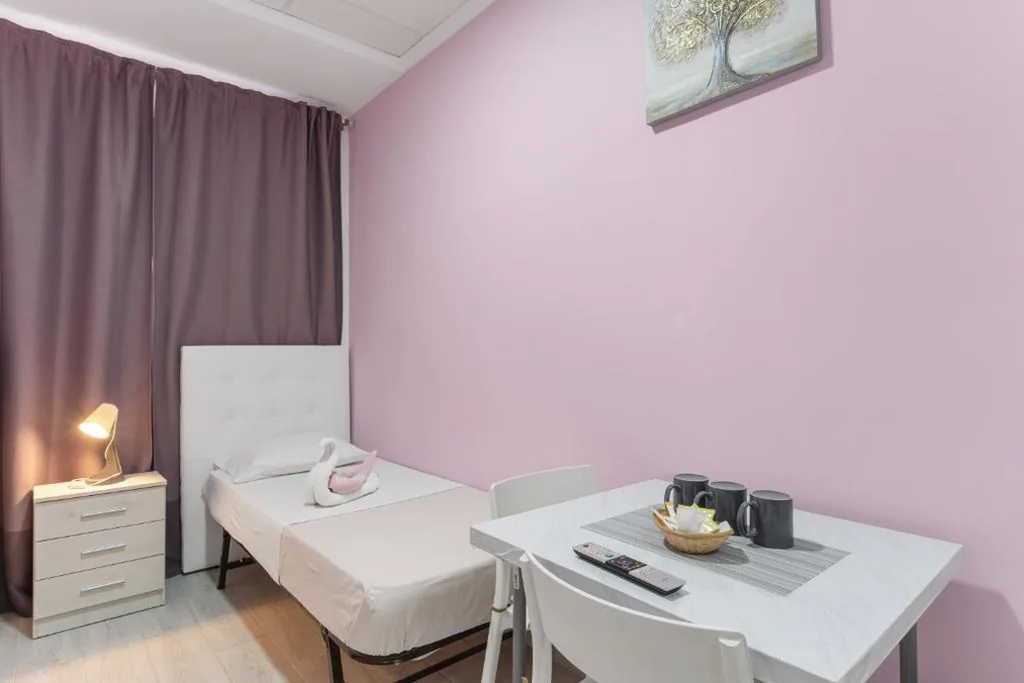 Dreibettzimmer mit Dusche — 7A Hostal