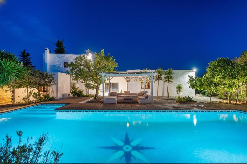 8 Guests Large Villa near Bossa Beaches & Airport