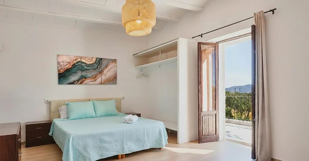 8 Guests Large Villa near Bossa Beaches & Airport