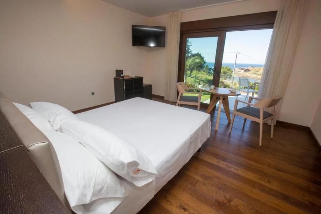 Camera matrimoniale con vasca idromassaggio — A Ballenera de Caneliñas-Hotel Boutique