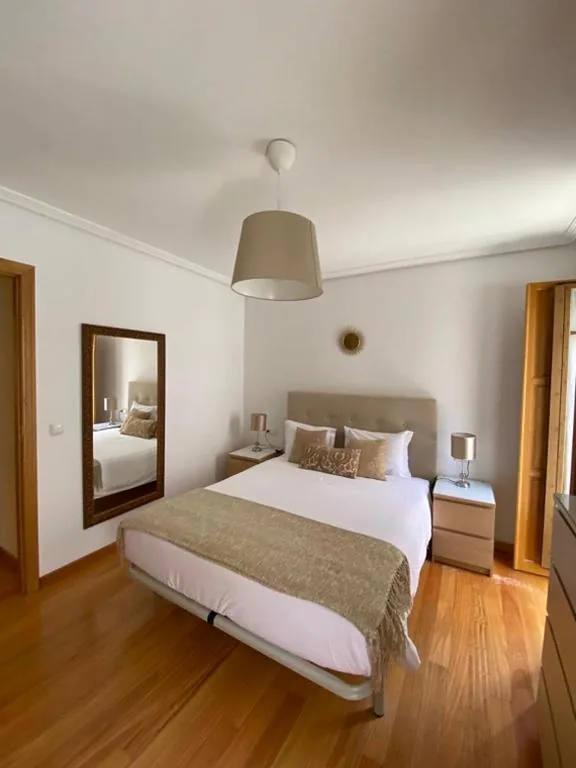 Quarto com cama de casal grande e varanda — A Casa Do Patín Cangas