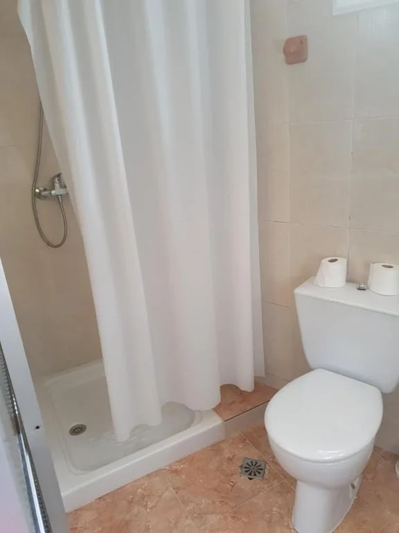 Quarto Duplo Económico com Janela Pequena — A Concha