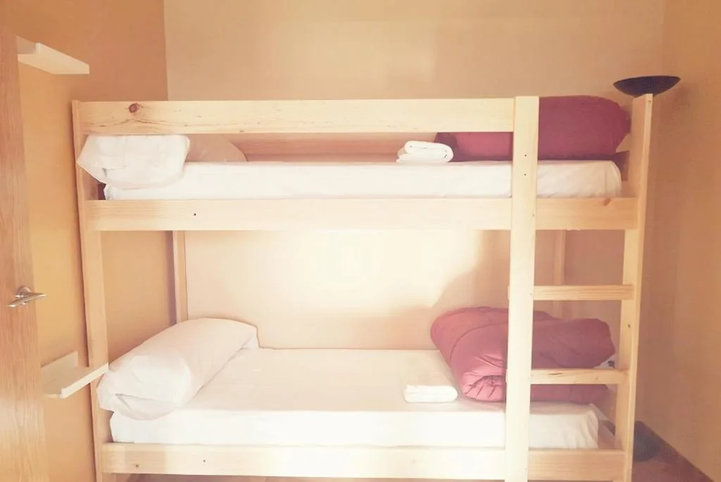 Cama en habitación compartida mixta de 6 camas — A Corticela