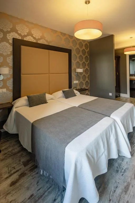 Aangepaste tweepersoonskamer voor gasten met beperkte mobiliteit — A Finca Hotel
