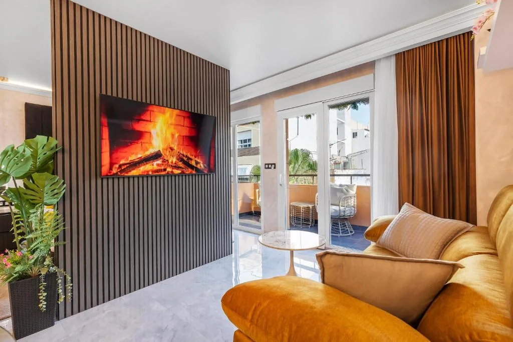 Monolocale con letto matrimoniale grande e divano letto — A&R Luxury Apartments