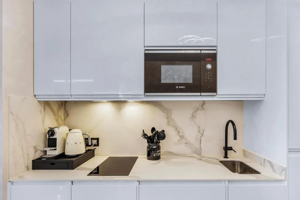 Monolocale con letto matrimoniale grande e divano letto — A&R Luxury Apartments