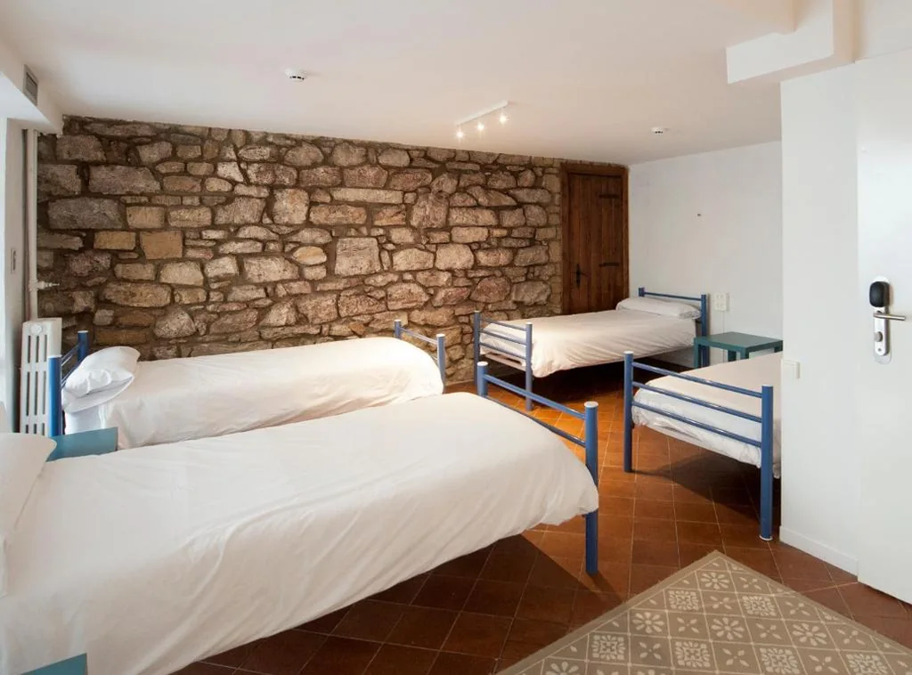 Cama en habitación compartida mixta con 6 camas y baño privado — A Room In The City Hostel