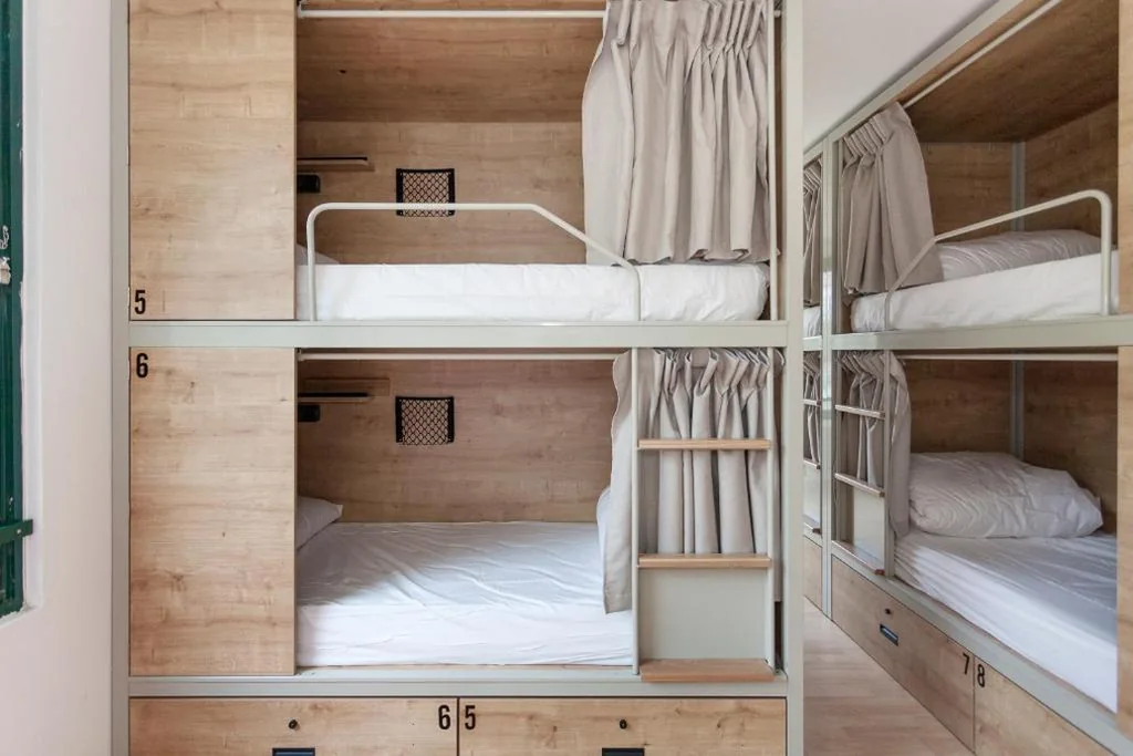 Cama en un dormitorio compartido de 8 camas con baño compartido — A Room In The City Hostel