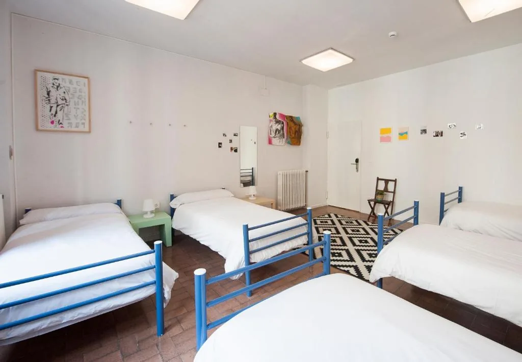 Habitación Compartida Mixta de 6 camas — A Room In The City Hostel