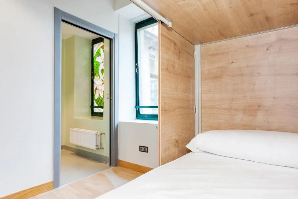 Habitación Cuádruple con baño privado - Literas — A Room In The City Hostel