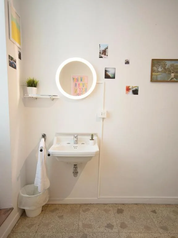 Habitación Doble (litera) con baño compartido — A Room In The City Hostel