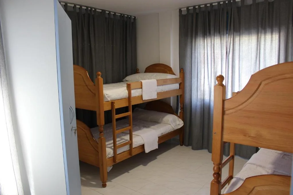 Camera quadrupla con bagno in comune — A Senda