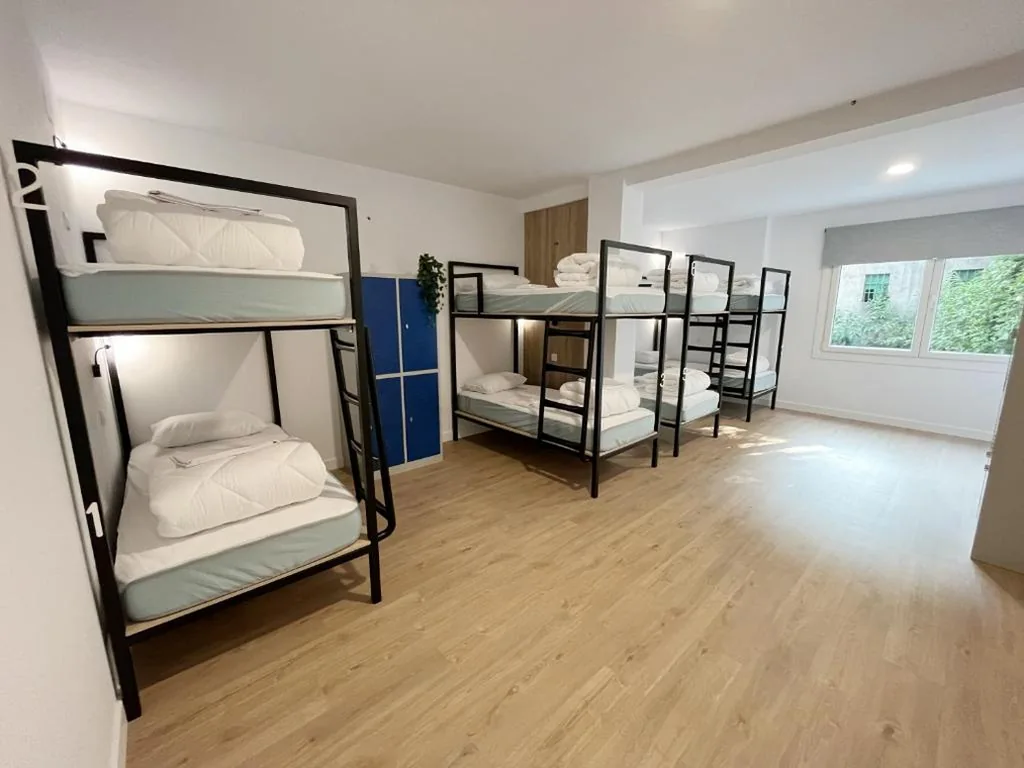 男女共用8人ドミトリーのベッド — A TROITA HOSTEL Only Pilgrims Solo Peregrinos
