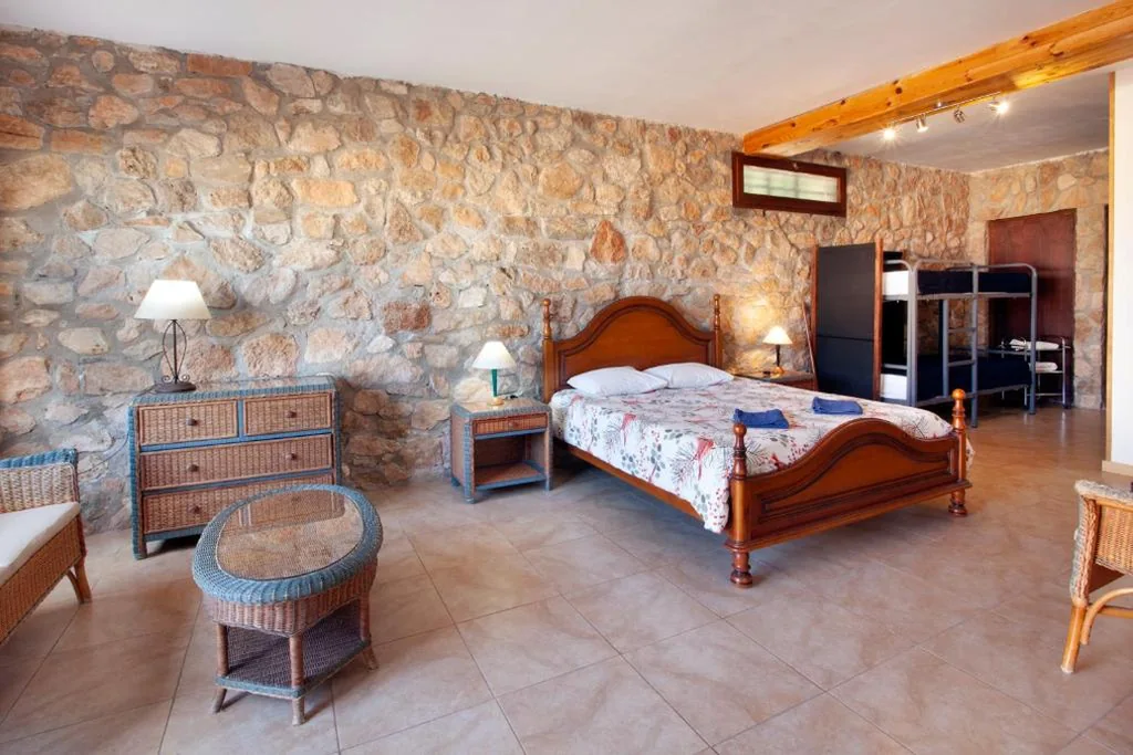 Habitación Cuádruple Económica — Aaccent Montblanc - Prenafeta