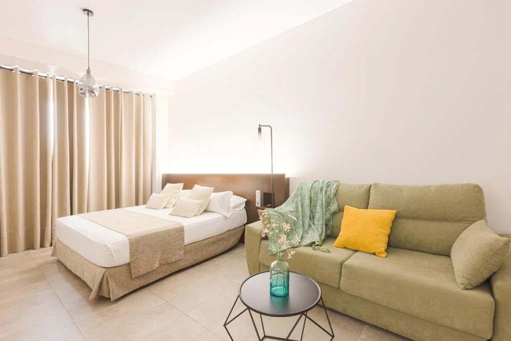 Habitación Familiar Estándar — AACR Hotel Monteolivos