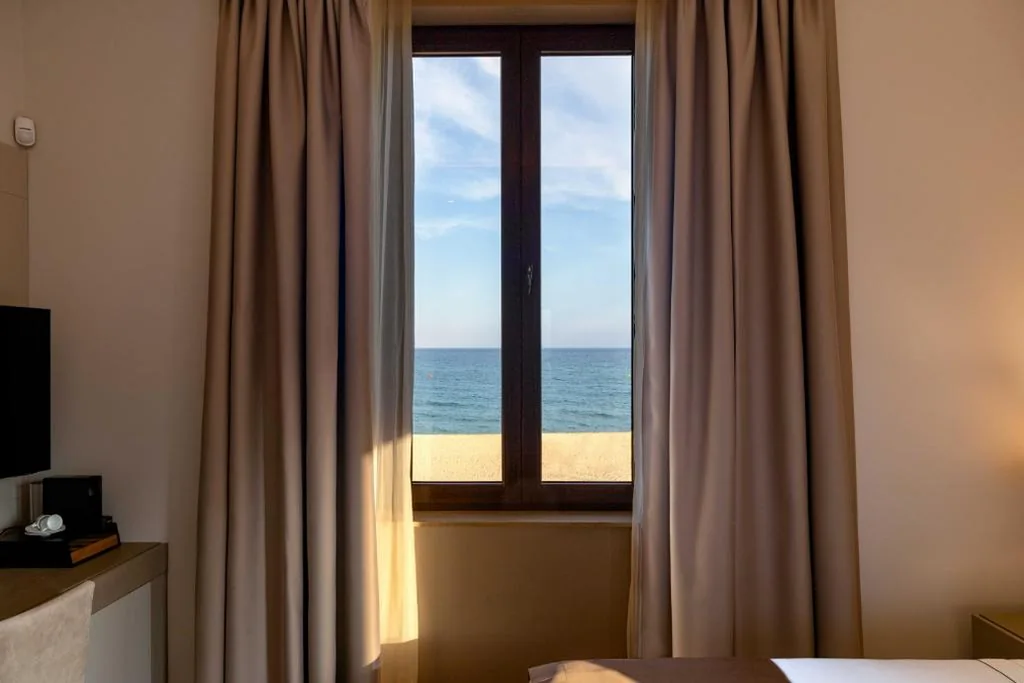 Camera Deluxe matrimoniale con balcone e vista sul mare — AB BOUTIQUE HOTEL - Adults only
