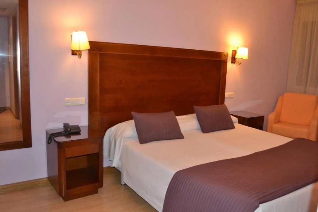 Superior-Doppelzimmer mit Whirlpool - 1 oder 2 Betten — Abadía Burgos Camino Santiago