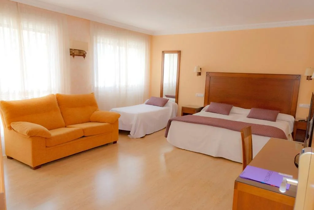 Superior-Dreibettzimmer — Abadía Burgos Camino Santiago