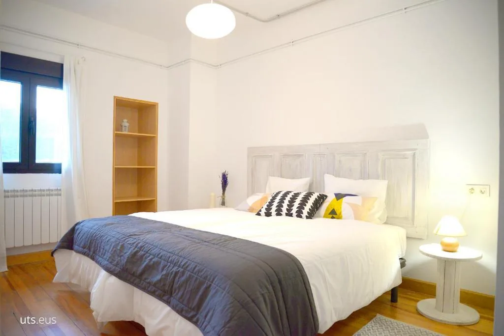 Tweepersoonskamer met 2 bedden — ABARAXKA HOSTEL Disfruta la Vía Verde del Urola hasta la Playa - Naturaleza Montañas y Riqueza Cultural