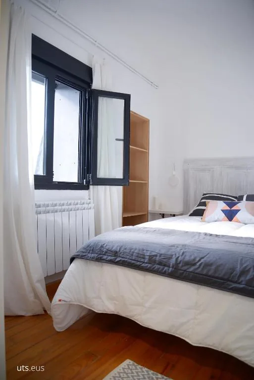 Tweepersoonskamer — ABARAXKA HOSTEL Disfruta la Vía Verde del Urola hasta la Playa - Naturaleza Montañas y Riqueza Cultural