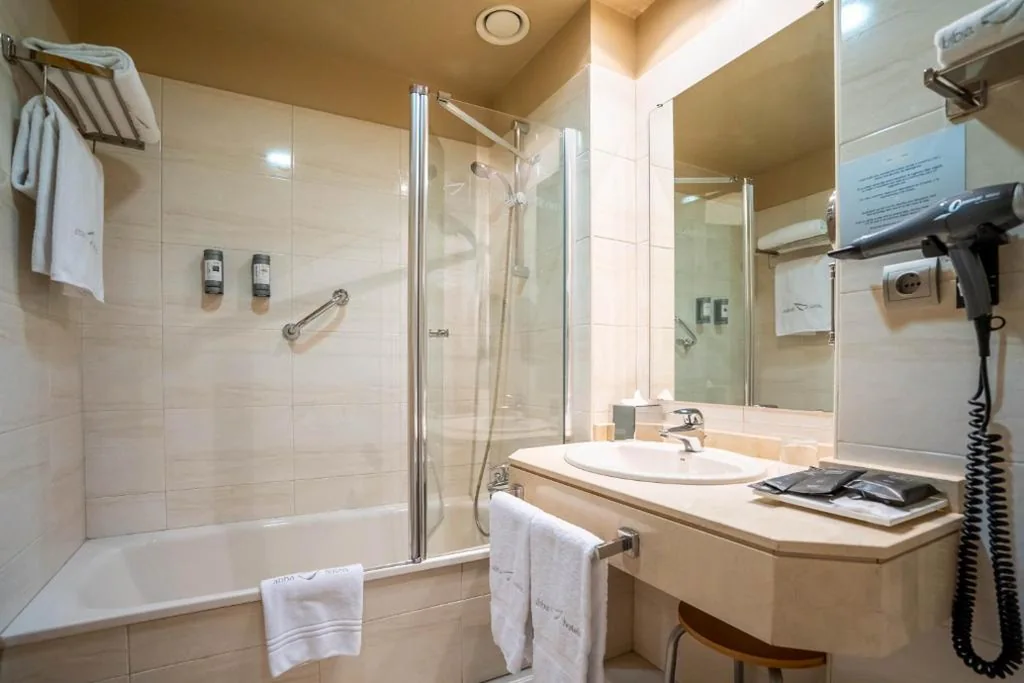 Dreibettzimmer (3 Erwachsene) — Abba Comillas Hotel
